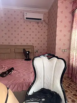 Yiyi-a- Adlı Modelin Canlı Sohbet Odası