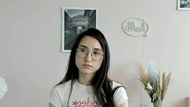 DelphineDowst élő chatszobája