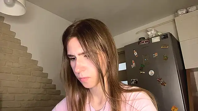 חדר צ'אט בשידור חי של ZaraGuyette