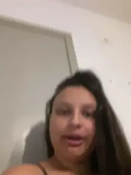 julia_moreira's Live Chat Room