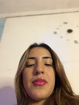 Bella-Saint Adlı Modelin Canlı Sohbet Odası