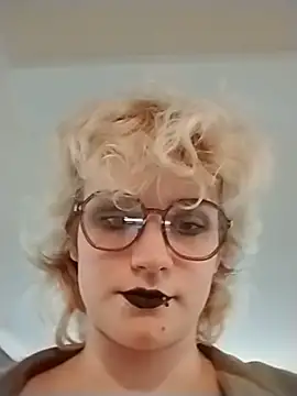 y2kpriestess Adlı Modelin Canlı Sohbet Odası