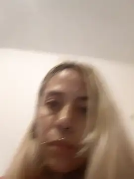 חדר צ'אט בשידור חי של sofigirlgold