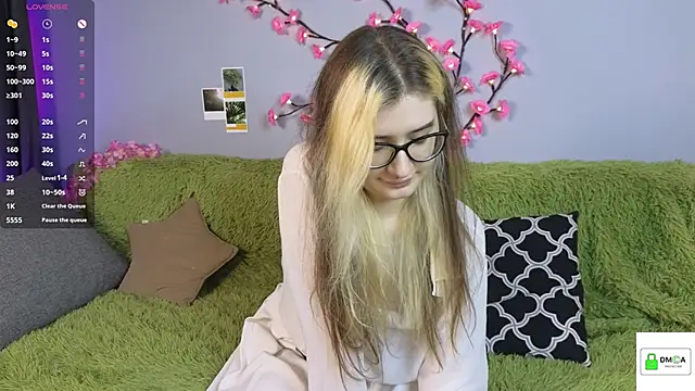 חדר צ'אט בשידור חי של HellyCherry