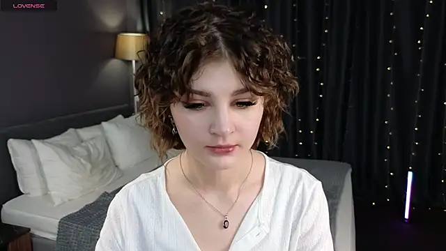 חדר צ'אט בשידור חי של Kira__Fluffy