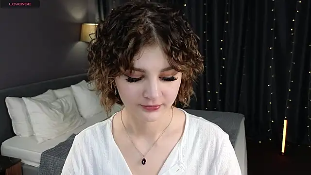Kira__Fluffy Adlı Modelin Canlı Sohbet Odası