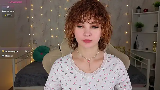 Kira__Fluffy Adlı Modelin Canlı Sohbet Odası