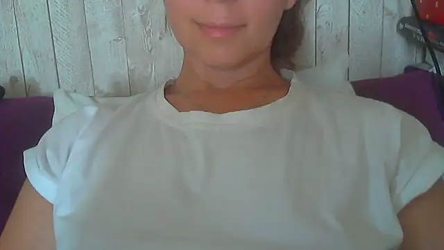 חדר צ'אט בשידור חי של Bella--White