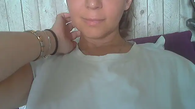 Bella--White Adlı Modelin Canlı Sohbet Odası