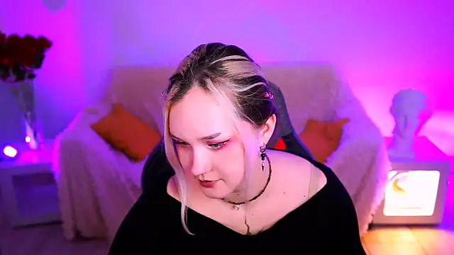 ViolettWoods' Live Chat Room