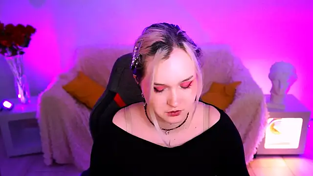 ViolettWoods' Live Chat Room