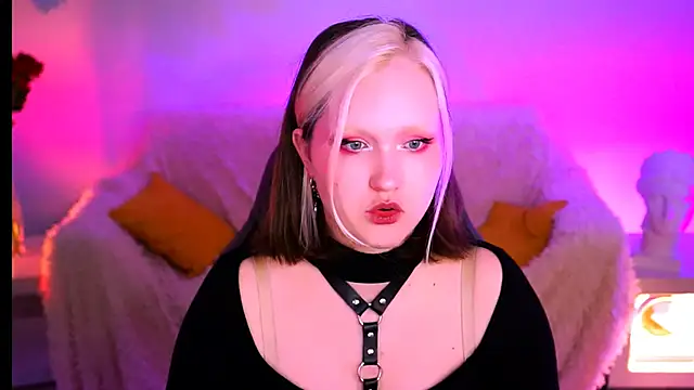 ViolettWoods' Live Chat Room