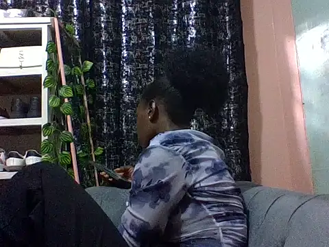 Curvyqueeh's Live Chat Room