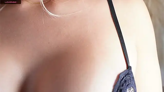 חדר צ'אט בשידור חי של milarousse11