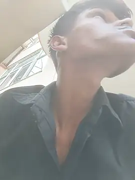 Seks show uživo modela singalguy12 na kameri