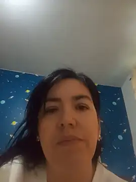 חדר צ'אט בשידור חי של dhanya_moon