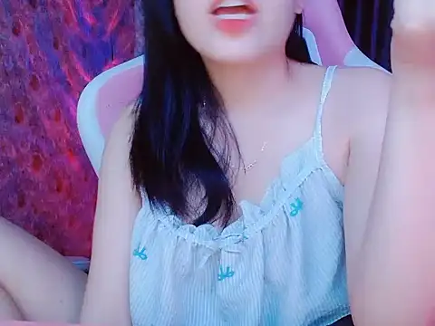 Julie_Ulie Adlı Modelin Canlı Sohbet Odası