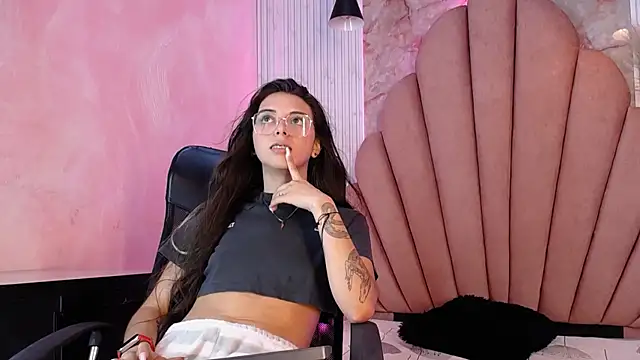 Kyomi_Hunt Adlı Modelin Canlı Sohbet Odası