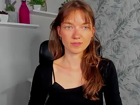 KiraBliss28 Adlı Modelin Canlı Sohbet Odası