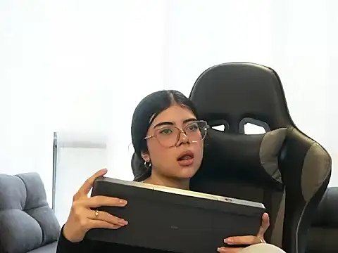 Pokój czatu na żywo – Mia_Storm18