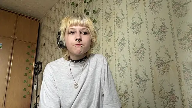 FatimahFroman's Live Chat Room