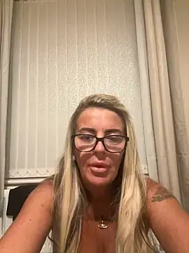hotmilf66 – live chatrum