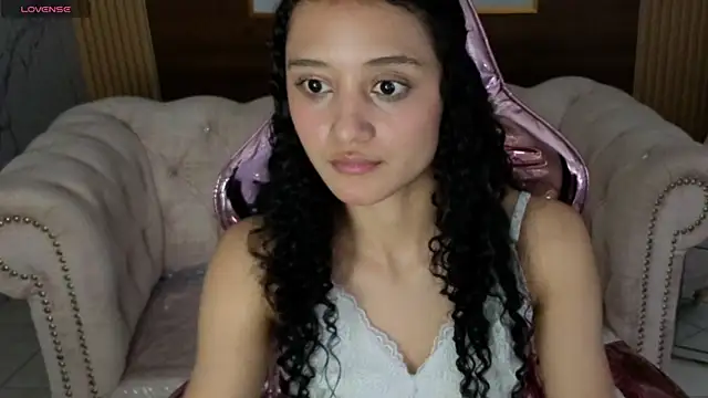 Karol1_s Adlı Modelin Canlı Sohbet Odası