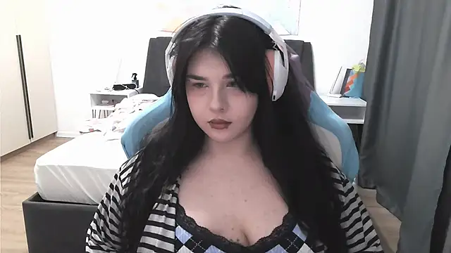 LunarMia's Live Chat Room