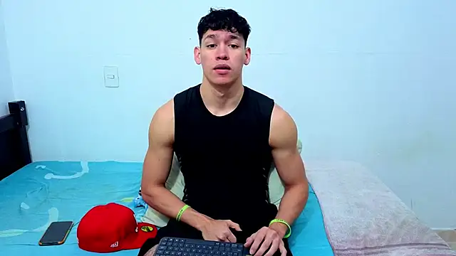 Luke_Muscle: απευθείας σέξι σόου στην κάμερα