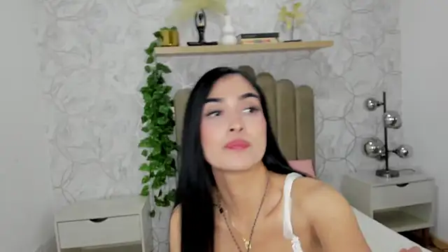 luna_bellucci élő chatszobája