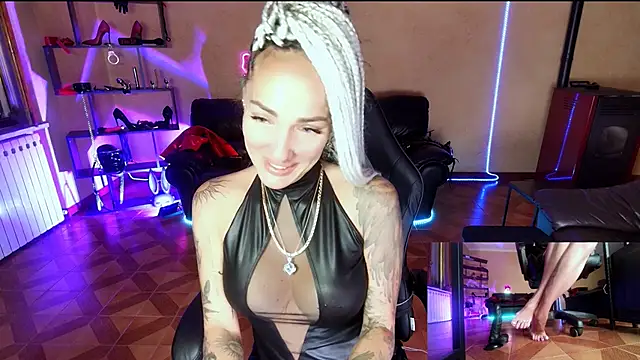 Monicamaxwell Adlı Modelin Canlı Sohbet Odası