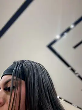 Eveliin__ Adlı Modelin Canlı Sohbet Odası