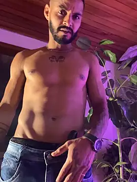 Seks show uživo modela bigblack0111 na kameri