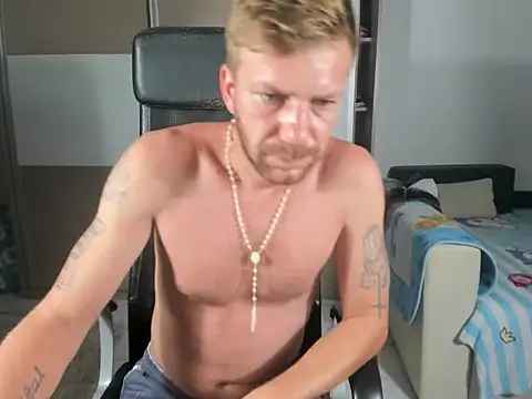 Seks show uživo modela MIKE_JOCK na kameri
