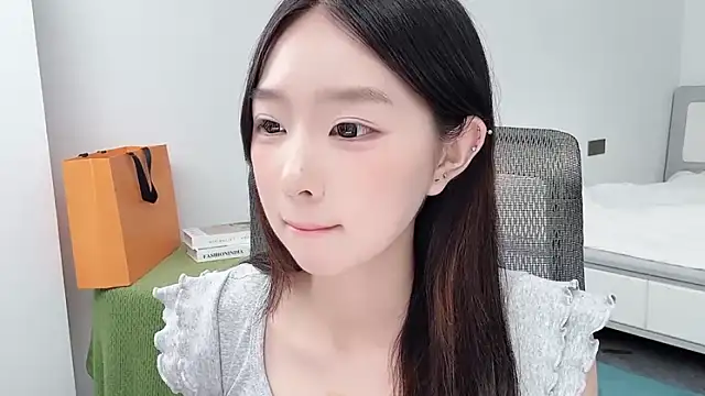 Yoyo33355's Live Chat Room