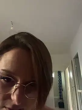 Quenn667's Live Chat Room