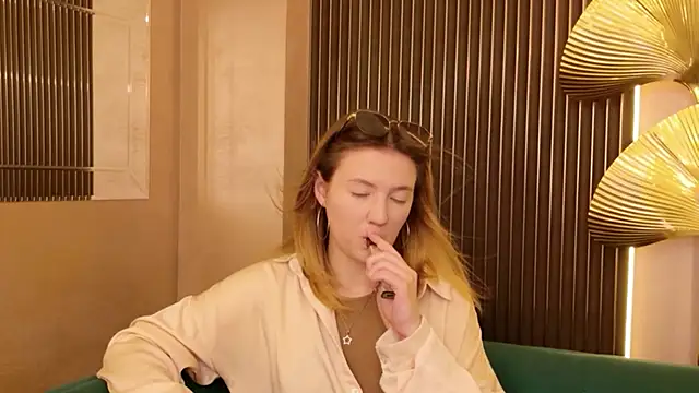 חדר צ'אט בשידור חי של Laura_Stellar