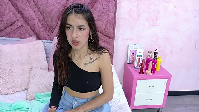 Emily_Velvet69_'s Live Chat Room
