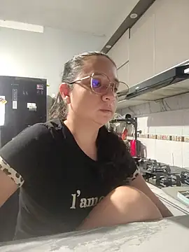 Lunadivin Adlı Modelin Canlı Sohbet Odası