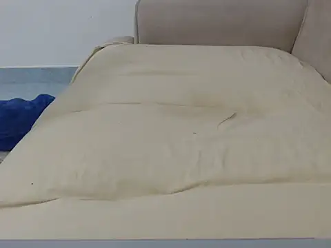 Pettite_essy Adlı Modelin Canlı Sohbet Odası
