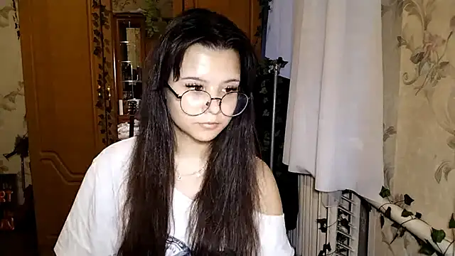 Adilily Adlı Modelin Canlı Sohbet Odası
