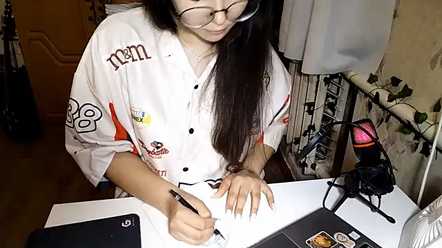 Adililyn Live chat-huone