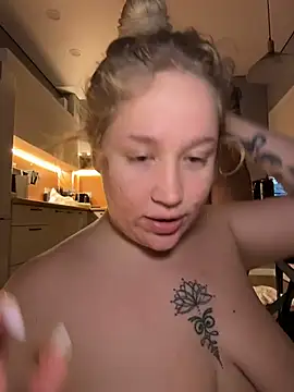 Seks show uživo modela BlackLotos na kameri
