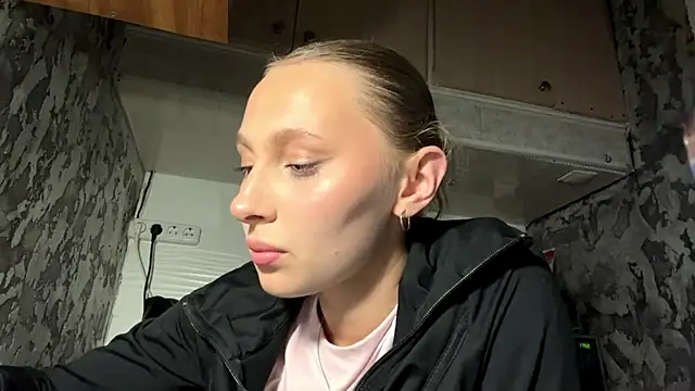 Živá chatovací místnost AlidaReff