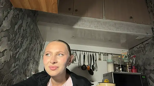 AlidaReff's Live Chat Room
