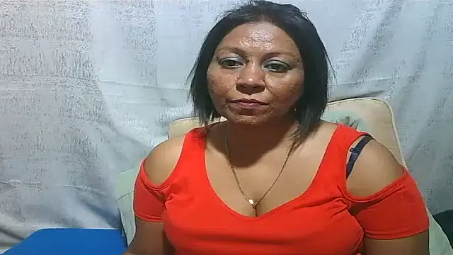 Živá chatovací místnost IndianSexyMilf69
