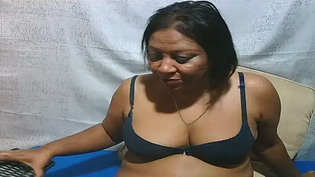 Živá chatovací místnost IndianSexyMilf69