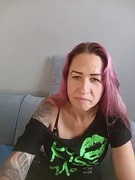 GermanMilfJasmin élő chatszobája
