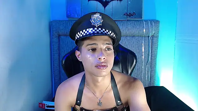Seks show uživo modela Yuztin_little_ na kameri