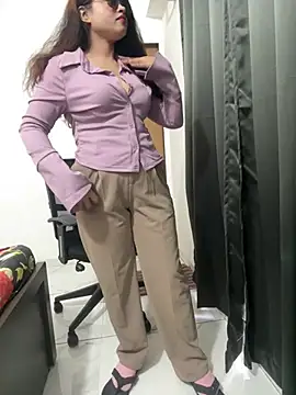 חדר צ'אט בשידור חי של Yours_riya11